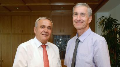 Bild: Schönberger
Auf gute Zusammenarbeit: OB Kurt Seggewiß und Martin Leder tauschen sich aus.