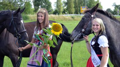 Bild: hcz, Autor [HCZ] [Bernhard Czichon] (bernhardczichon@freenet.de)
Zwei Hoheiten des letzten Jahres: Bierkönigin Laura Wenzl (links) und Bierprinzessin Julia Budnik. Bild: hcz
