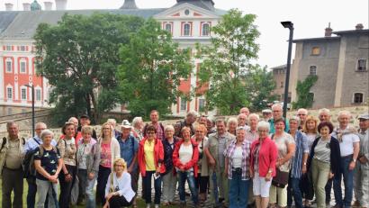 Bild: eib
Die CeBB-Reisegruppe stellte sich vor dem Kloster Broumov zum Erinnerungsbild.