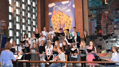 Bild: rgr
Der Jugendchor Sin falta begleitet den Gottesdienst musikalisch.