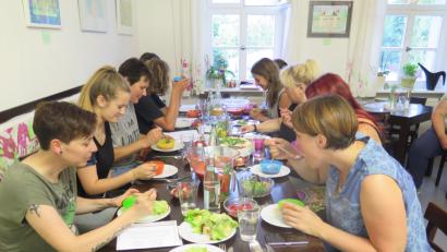 Bild: jzk
Tanja Franz (rechts) zeigt den Kursteilnehmern, dass veganes Essen sehr gut schmecken kann.
