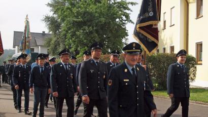 Bild: sön
Die Feuerwehr in Rieden feierte am Wochenende ihren 130. Geburtstag. Auch Kreisbrandinspektor Hubert Blödt (vorne) ließ es sich nicht nehmen, beim Festzug mitzulaufen.