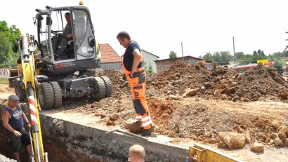 Bild: es
Arbeiter der Firma Josef Hartinger aus Kleinschwand ersetzen Kanal- und Wasserleitungsrohre.