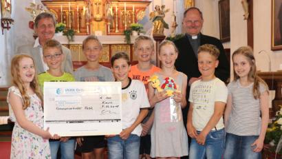 Bild: rpp
Die Kastler Kommunionkinder übergeben mit Pfarrer Heribert Stretz (hinten rechts) eine Spende von 1000 Euro an Günther Lindner (hinten links) vom VKKK.