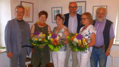Bild: mad
Für ihren Einsatz um die Kunstausstellung dankten die Bürgermeister (hinten, von rechts) Alfred Wolfsteiner und Maximilian Beer den Künstlern (von links) Johann Maierhofer und Agnes Liegl sowie den Organisatoren Elisabeth Pongratz und Gisela Würl.