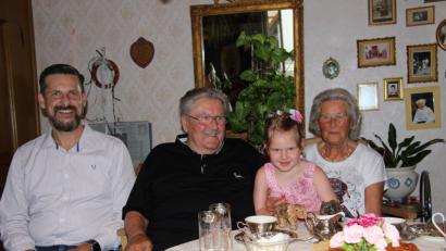 Bild: Ehras, Leonhard [DS]
Eva und Wolfgang Weiß bei ihrer Feier zur diamantenen Hochzeit zusammen mit Bürgermeister Roman Berr und Urenkelin Mia.