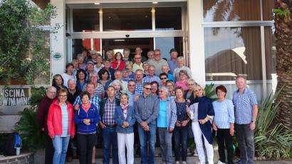 Bild: Anna Gottschalk
Das Bild zeigt die Wandergruppe mit dem Hotelier Maurizio di Bresciani (Sechster von rechts) kurz vor der Rückreise nach Amberg. Bild: Anna Gottschalk