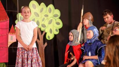 Bild: sus
Szenensprecherin Lilli Schmidbauer führt durch das Singspiel des Mittelchors der Sing- und Musikschule.