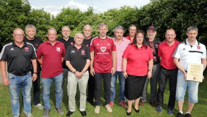 Bilder: Wolfgang Steinbacher (2)
Der 1. FC Nürnberg steht für den Fanclub-Bezirk II Ostbayern natürlich stets an erster Stelle. Sein Vorstand traf sich als Vertreter von 63 Fanclubs zur Jahreshauptversammlung im Gasthof Zum Wulfen in Kauerhof. Gerhard Ach (rechts) wurde dabei zum Ehrenmitglied ernannt.