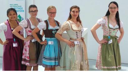 Bild: exb
Das Wiesauer Service-Team war von Anfang an stark eingespannt. Daher schafften es von den zwölf Schülern und Schülerinnen nur fünf auf das Erinnerungsfoto. Von links: Diva Hierschel aus Schleid, Christina Kotz aus Poppenricht, Lena Hiltel aus Königstein, Jasmin Grabs aus Neustadt/WN und Melanie Burger aus Konnersreuth.