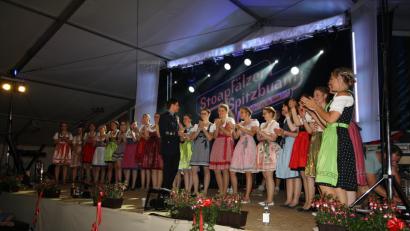 Bild: bjp
In adretten, jeweils individuell gestalteten Dirndln präsentieren sich die Festdamen des Burkhardsreuther Feuerwehrjubiläums bei der "Nacht der Tracht" am Freitagabend. Kommandant Stefan Groß stellt die "Moidla" vor.