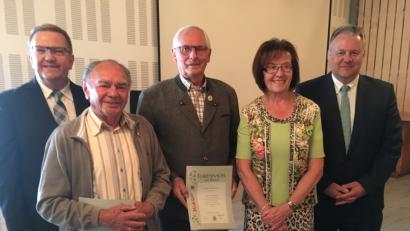 Bild: Irene  Reng/exb
Bürgermeister Martin Preuß (links), Kreisvorsitzender Richard Reisinger (rechts) und Vorsitzende Sieglinde Pipetz ehren Josef Kölbl (Zweiter von links) und Alfred Kemptner für 50 Jahre Mitgliedschaft.	Bild: Irene Reng