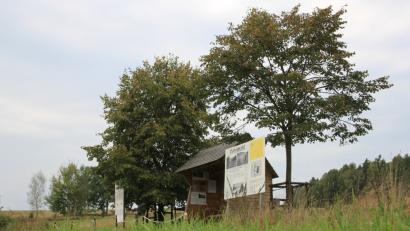 Bild: Katrin Mädler/dpa
Eine Gedenkstätte erinnert auf dem Gebiet der ehemaligen Ortschaft Hammerleithen, heute Eichigt an die Zwangsaussiedlungen im Grenzland. 1974 verschwand Hammerleithen zusammen mit angrenzenden Orten. 57 Familien waren betroffen, heute gehört das unbewohnte Gebiet zur Gemeinde Eichigt (Vogtlandkreis).