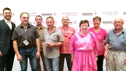 Bild: Neumann, Jochen [NJN] (jochen.neumann@erbendorf.de)
(von links) BRK-Bereitschaftsleiter Sven Lehner mit den ausgezeichneten Blutpendern aus Erbendorf und Reuth bei Erbendorf mit Martin Konz, Norbert Hasenfürther, Norbert Tretter, Bernhard Greger, Isolde Hey, Sigrid Heindl und Alois Ernstberger.