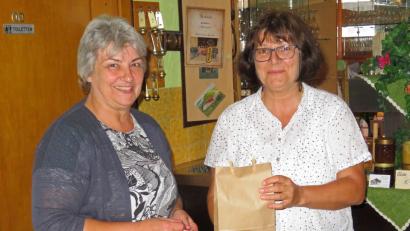 Bild: ow
Zu einem Vortrag über praktischen Naturschutz hat die Vorsitzende des Fördervereins Käthe Pühl (links) die Diplom-Biologin Mathilde Müllner vom Naturpark (rechts) eingeladen. Am Ende des Vortrags bekommt jeder Besucher neben Informationsmaterial über Naturschutz auch ein Tütchen mit Samen für eine Blühwiese.