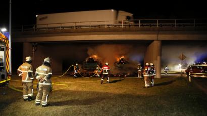Bild: Clemens Hösamer
Zwei Heuwagen brannten unter einer Brücke der B 85 bei Schwandorf vollig aus. Die Brücke ist so schwer beschädigt, dass sie gesperrt werden musste. Während des Feuerwehreinsatzes am Dienstagabend brauste noch ein Lkw drüber.