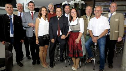 Bild: Hirsch (RHI), Rudolf [RHI] (RUDOLF.HIRSCH@T-ONLINE.DE)
In lockerer Runde feierte Bürgermeister Thomas Falter (Mitte) seinen 50. Geburtstag. Eingerahmt von Frau Elke und Tochter Nicole sowie zahlreichen Gratulanten.
