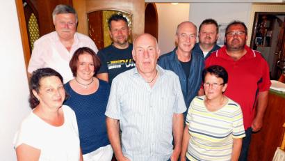 Bild: hai
Bürgermeister Manfred Porsch (links) gratuliert der bewährten SKC-Vorstandsriege mit Birgit Schmolke, Edeltraud Neiß, Markus Schindler, Wilhelm Kreutzer Günther Kreutzer, Alexander Weiß, Waltraud Kauper und Stephan Stüpfert (von links).