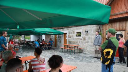 Bild: njn
Am Waldhaus im Steinwald eröffnete der Geschäftsführer der Steinwald-Allianz, Martin Schmid (vierter von rechts) die Veranstaltung "24 Stunden Steinwald erleben."
