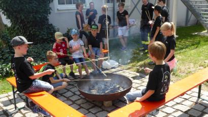 Bild: fsb
Kinder backen sich ihr Stockbrot selbst