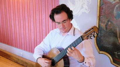 Bild: do
Mit böhmischen und Wienerischen Klängen beeindruckt am Sonntagnachmittag in Speinshart der international  bekannte und anerkannte Stargitarrist Fabian Hinsche.