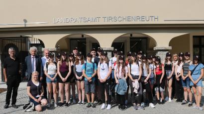 Bild: exb
Vor dem neuen Haupteingang am Landratsamt Tirschenreuth stellten sich die Schüler zum Erinnerungsfoto auf.
