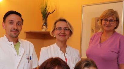 Bild: exb
Für strahlende Gesichter sorgte die Geburt von Oskar. Im Bild von links nach rechts Oberarzt Radu Dragan, Kinderkrankenschwester Iris Thümmler, Chefärztin Dr. Maria Dietrich, Dorotha Studzisnki und Baby Oskar sowie  Hebamme Johanna Wiesner.