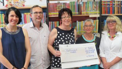 Bild: adj
Claudia Plödt, Kirchenpfleger Konrad Adam, Manuela Adam und Margit Palaschevsky übergaben den Scheck an Inge Pfülb.