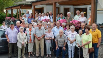 Bild: rha
Nach einer Rundfahrt durch den Truppenübungsplatz und einem Besuch des Klosters Speinshart lassen die Pfarrei-Senioren den Ausflugstag in Pruihausen ausklingen.