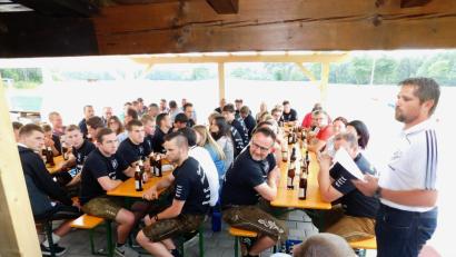 Bild: hai
Vorsitzender Stephan Veigl (stehend) bei seiner Laudatio.