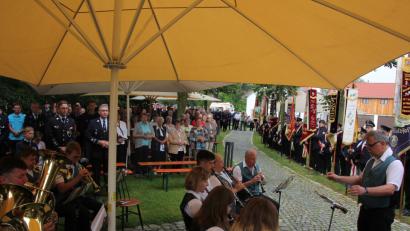 Bild: kro
Imposantes Bild vor der Bruder-Klaus-Kapelle: vorne die Stadtkapelle Waldsassen, dahinter die vielen Gläubigen und die Feuerwehren mit ihren Fahnen.