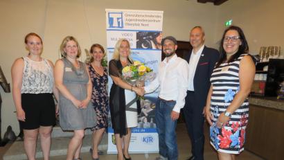 Bild: ubb
Schauspielerin Christina Baumer (links) und Gesundheitsministerin Melanie Huml (Vierte von links) gratulieren dem Leiter des Jugendmedienzentrums T1, Philipp Reich (Dritter von rechts) und seinem Team Gabriela Paetzolt, Cirta Rosbach (Zweite von links) und Sandra Schug sowie dem KJR-Geschäftsführer Jürgen Preisinger  zum 10. Geburtstag des T1.