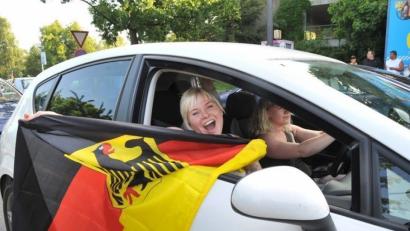 Bild: Karin Wilck
Freude über einen Sieg bei der Fußball-WM darf sein, aber Sicherheit geht vor, teilt die Polizei mit.