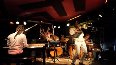 Bild: Reitz, Louis [LR] (reitzmusik@aol.com)
Heiße Rhythmen der Karibik im Bistrot Paris. Der kubanische Posaunist Denis Cuni Rodriguez mit Alberto Diaz (Klavier), Felipe Andrade (Bass), Christian Langpeter (Schlagzeug) und Jakob Hofmann (Perkussion) entfacht beim Jazz-Zirkel ein musikalisches Feuerwerk.