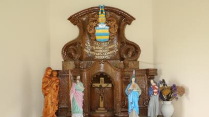 Bild: bsc
Kleine Spenden und Aufmerksamkeiten für die Kriegerkapelle am Schusterberg gefallen nicht nur der Pfarrgemeinde: Besonders vorbeikommende Wanderer, Spaziergänger und Urlaubsgäste erfreuen sich oft an frischen Blumen und Gestecken an der Kapelle. Erst seit Kurzem steht dort die handgeschnitzte Marienfigur mit Jesuskind (links) von Hans Kellner. Die Kinder des Verstorbenen überließen sie der Kapelle.