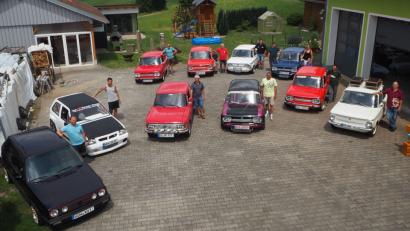 Bild: gz
Eine erlesene Auswahl an Oldtimerfreunden trifft sich zur Geburtstagsparty des Schweizers Charly Aegerter (rechts) bei der Familie Füßl.