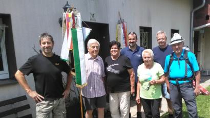 Bild: ld
Eine sechsköpfige Gruppe der Ortsgruppe des FGV, unter ihnen Obmann Stefan Jungnickl (Mitte) und Bürgermeister Ludwig König (Zweiter von links) machte sich auf den Weg nach Bergnersreuth. Am Basshaus, Vereinsheim des FGV, wurden sie von der Hauptvorsitzenden Monika Saalfrank verabschiedet.