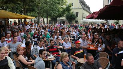 Bild: ggö
In der Weidener Innenstadt können Fußballfans während der WM auch gut feiern - aber nur, wenn sie sich an die Regeln halten.