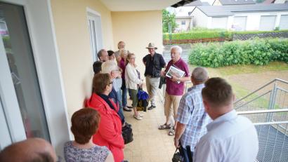 Bild: fvo
Vom Balkon des Heimatmuseums aus lud Georg Schmidbauer (Dritter von rechts) zum heimatgeschichtlichen Streifzug  durch Waldthurn ein