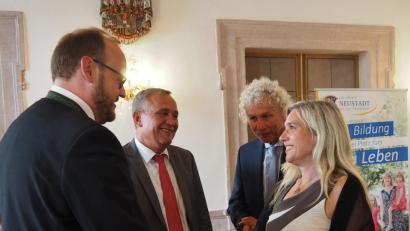 Bild: sbü
Gesundheitsministerin Melanie Huml wurde von Landrat Andreas Meier, Oberbürgermeister Kurt Seggewiß und landrat Wolfgang Lippert begrüßt .