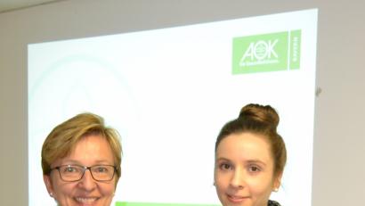 Bild: hcz
Die Leiterin der Selbsthilfegruppe Histaminintoleranz Marion Häupl (rechts) dankte der AOK-Ernährungsberaterin Ulrike Rauch mit einem kleinen Präsent für ihren interessanten Vortrag.