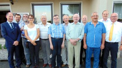 Bild: Anton Fenk
Eigenheimerverbands-Präsident Wolfgang Kuhn (links) und Vorsitzender Klaus Frieser (Zweiter von rechts) gratulierten zu 25 und 30 Jahren Mitgliedschaft. 2. Bürgermeister Günter Koller (Zweiter von links) ) sowie 3. Bürgermeister Hans-Jürgen Reitzenstein (rechts) schlossen sich mit Grüßen der Stadt an.