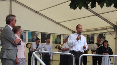 Bild: stg
Der Kreisobmann des Bayerischen Bauernverbandes, Ely Eibisch (vorne rechts), begrüßt gemeinsam mit Bürgermeister Werner Nickl und Kreisbäuerin Irmgard Zintl (von links) die Besucher.