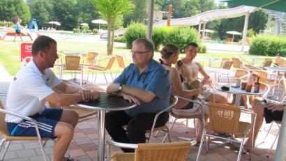 Bild: bkr
Schwimmmeister Kai Wolf (links) und Bruno Busch besprechen die Aktionen für das Schwimmen unter rotem Vollmond im Juli.