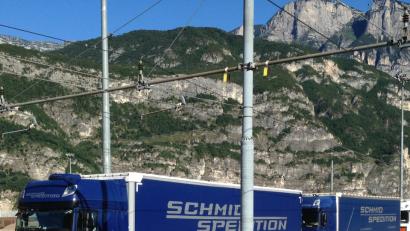 Bild: Werner Schmid
Die LKW nutzen die rollende Landstraße. Die Blockabfertigung an der deutsch-österreichischen Grenze ist auch für die Spediteure ein Ärgernis.