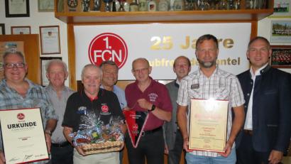 Bild: km
Fanclub-Koordinator Dieter Altmann (Dritter von links) mit den Manteler Clubberern und Ehrengästen (von links): Rainer Staufer, Erhard Kleber, Herbert Steiner, Manfred Klier, Richard Paulus, Armin Zupfer und dritter Bürgermeister Richard Kammerer.