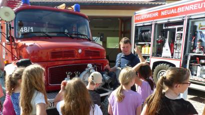 Bild: exb
Die Schüler der Klasse 3/4 auf Besuch bei der  Feuerwehr Neualbenreuth.