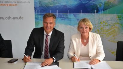 Bild: Wolfgang Ruppert
Wolfgang Bauer (links), der Präsident des Landesamts für Digitalisierung, und Andrea Klug, die Präsidentin der OTH Amberg-Weiden, unterzeichnen die neue Kooperationsvereinbarung.