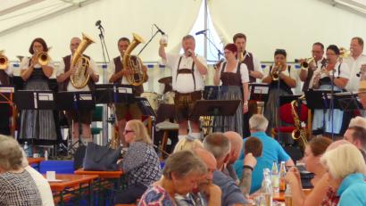 Bild: Schönberger, Ferdinand [FSB] (autor-fsb@onetz.de)
Stimmungsvolle Musik im Festzelt mit der „Blaskapelle Etzenricht"