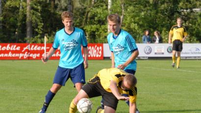 Bild: Gebert, Rudolf
Die Stiftländer Abordnung in der Kreisliga Süd schrumpft in der neuen Spielzeit. Während der TSV Konnersreuth (blaue Trikots) und der SV Steinmühle weiterhin vertreten sind, verabschiedeten sich mit dem SC Mähring, ATSV Tirschenreuth und TSV Waldershof gleich drei Oberpfälzer Teams in die Kreisklasse.